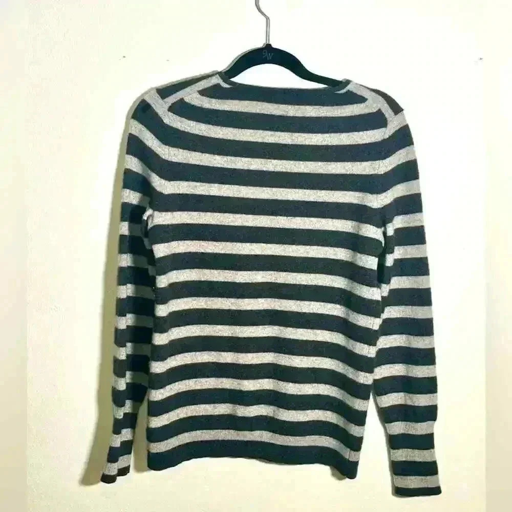 C BY BLOOMINGDALES. 2 ply Cashmere Sweater size Large gray stripe sequin heart - Picture 5 of 7